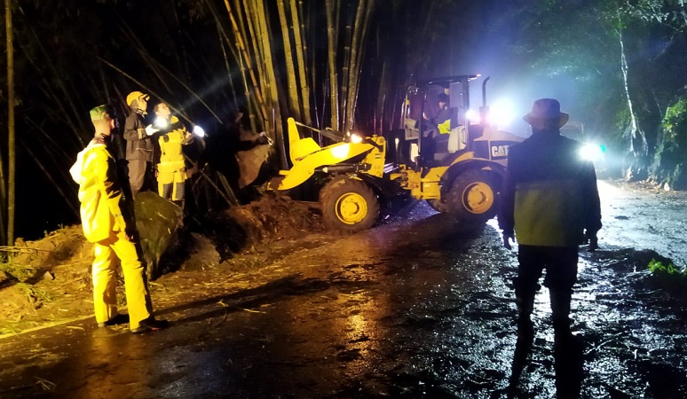 Tebing di Jalan Raya Payung Longsor, Akses Batu-Kediri Putus Tertutup Material