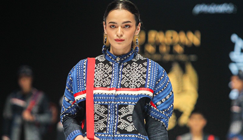 Potret Koleksi Busana Padu Padan Tenun di IFW 2023 - Bagian 1