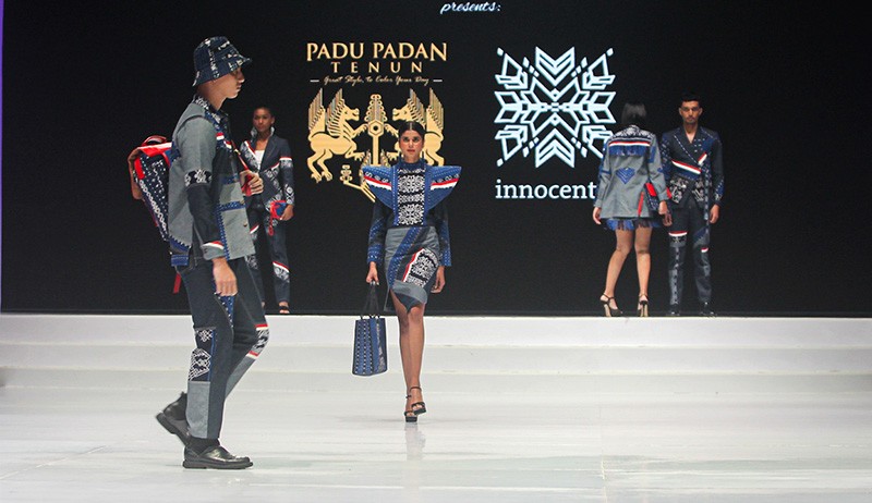 Potret Koleksi Busana Padu Padan Tenun di IFW 2023 - Bagian 2