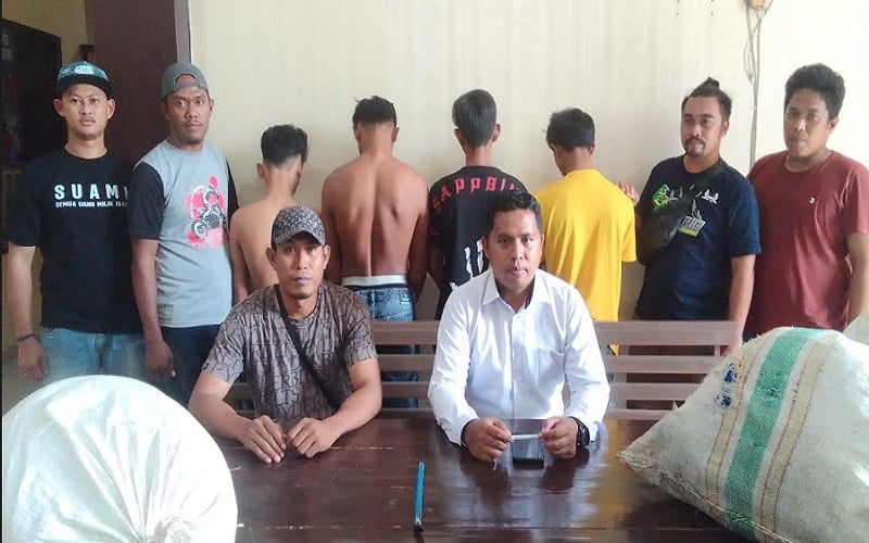 title 4 Spesialis Pencuri Cengkih di Kolaka Utara Ditangkap, 1 Pelaku di Bawah Umur 4 Spesialis Pencuri Cengkih di Kolaka Utara Ditangkap, 1 Pelaku di Bawah Umur