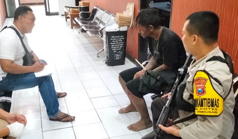 title Nekat Bobol Rumah Anggota TNI, Pencuri di Blitar Babak Belur Dihajar Massa  Nekat Bobol Rumah Anggota TNI, Pencuri di Blitar Babak Belur Dihajar Massa