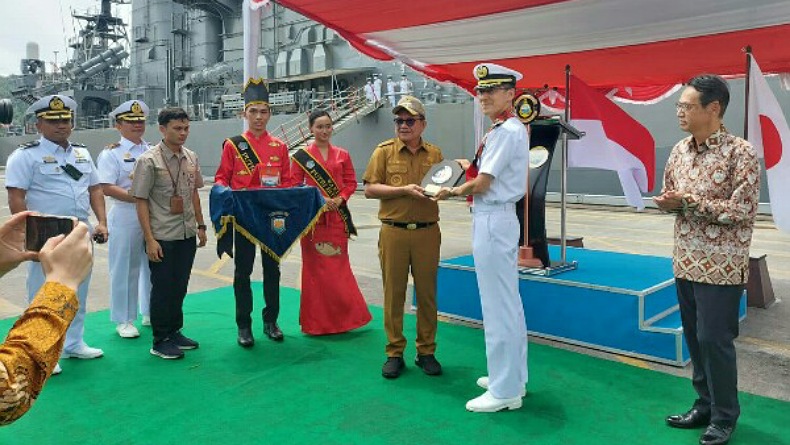 Kapal Perang Jepang Sandar di Pelabuhan Samudera Bitung, Disambut Tarian Kabasaran