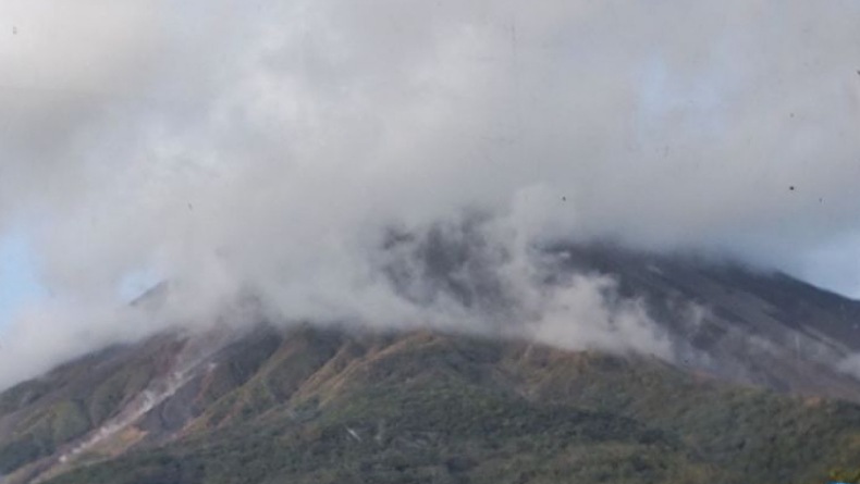 Gunung Karangetang Luncurkan 2 Kali Awan Panas Guguran ke Kali Batu Awang