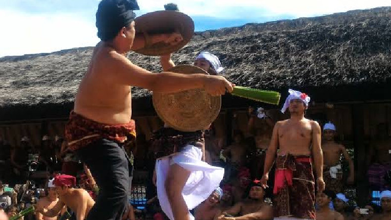 title Mekare-kare, Tradisi Asal Karangasem Bali yang Tetap Terjaga Sampai Saat Ini Mekare-kare, Tradisi Asal Karangasem Bali yang Tetap Terjaga Sampai Saat Ini