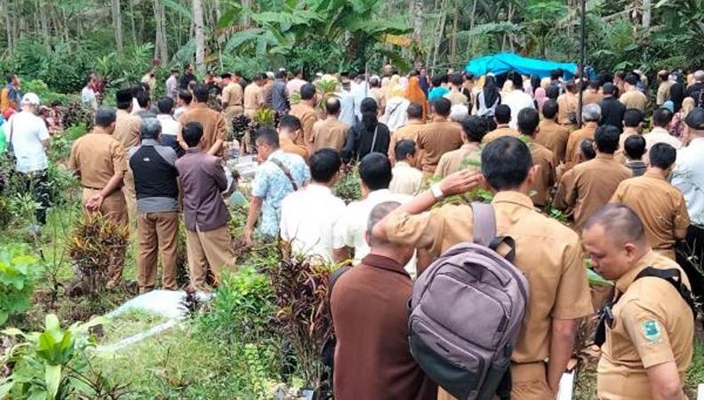  Tangis Haru Keluarga Iringi Pemakaman Sadewa Mahasiswa Unsoed yang Tewas di Gunung Slamet
