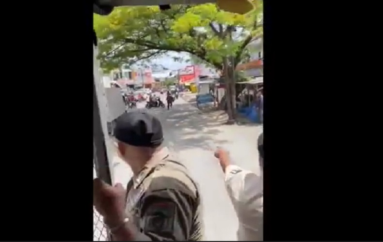 title Razia Badut Jalanan di Makassar, Petugas Dikejar dan Dilempar Batu Razia Badut Jalanan di Makassar, Petugas Dikejar dan Dilempar Batu