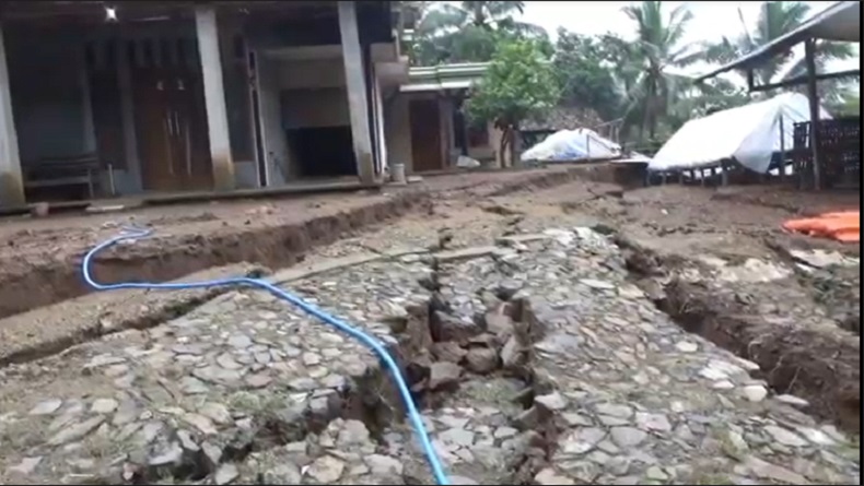 Rumah  Ambles dan Retak, 96 Warga Dusun Sumber Ponorogo Mengungsi ke Tempat Aman