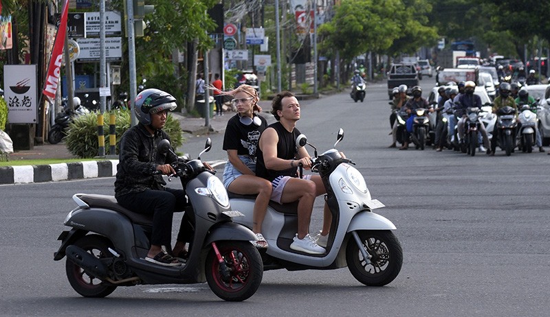 Melihat Kelakuan Turis Asing Wira-wiri Naik Motor Tak Pakai Helm di Jalanan Bali - Bagian 3