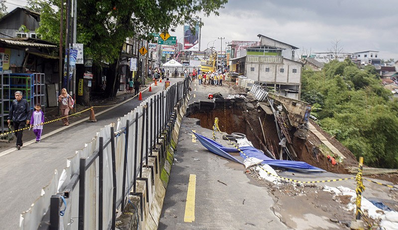 Akses Jalan Nasional Bogor-Sukabumi Putus akibat Longsor - Bagian 3