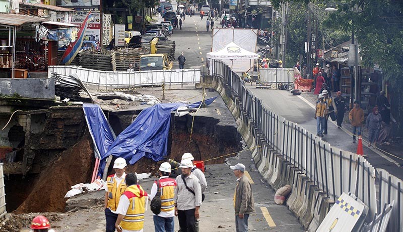 Akses Jalan Nasional Bogor-Sukabumi Putus akibat Longsor - Bagian 2