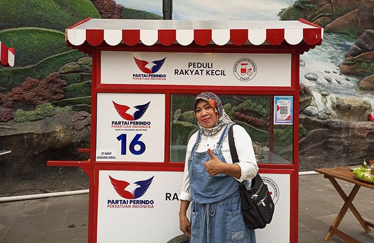 Terima Bantuan Gerobak, Pelaku UMKM Jogja: Saya Dukung Partai Perindo