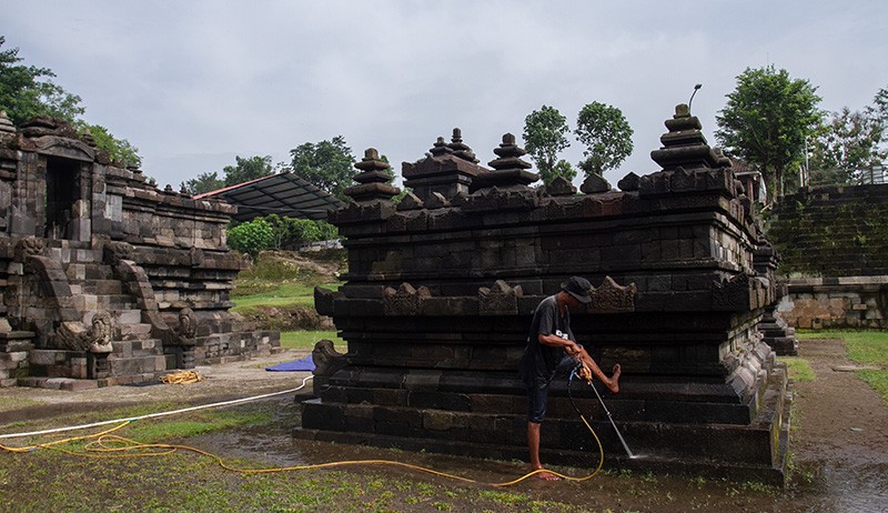 Pembersihan Candi Kedulan dari Lumut - Bagian 2