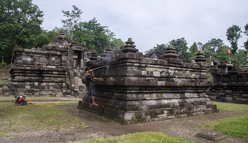 Pembersihan Candi Kedulan dari Lumut - Bagian 1