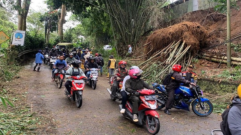 Longsoran Bambu Tutup Jalan Kolonel Masturi KBB, Lalu Lintas Sempat Lumpuh