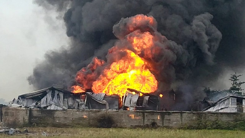 Api Masih Nyala hingga Siang di Pabrik Kasur Busa Pantura Cirebon, 50 KK Diungsikan