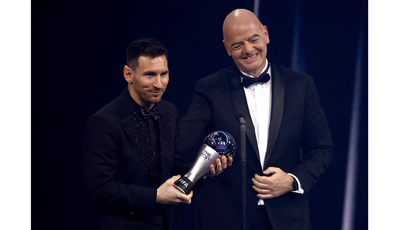 Senyum Lionel Messi Angkat Trofi Pemain Terbaik FIFA 2022 - Bagian 4