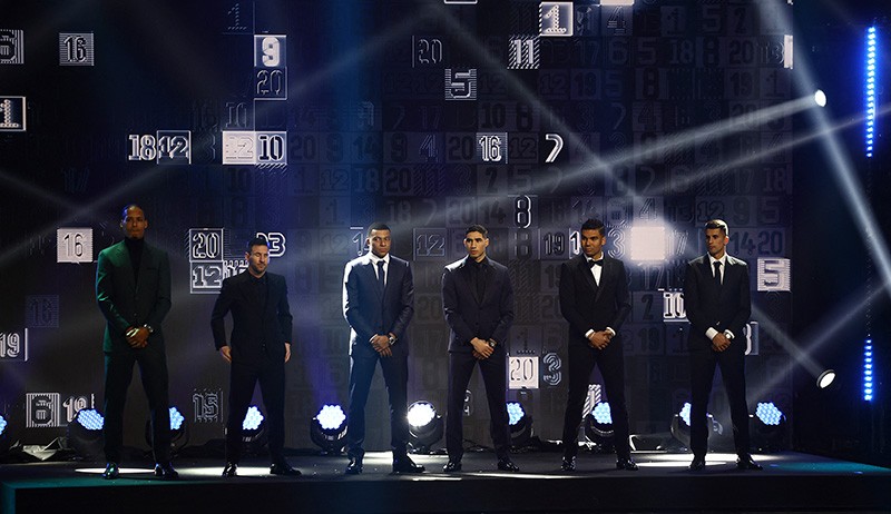 Senyum Lionel Messi Angkat Trofi Pemain Terbaik FIFA 2022 - Bagian 6