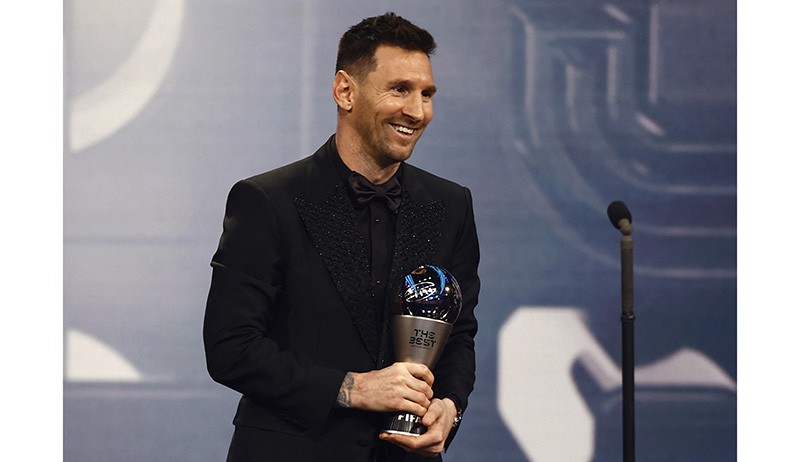 Senyum Lionel Messi Angkat Trofi Pemain Terbaik FIFA 2022 - Bagian 2