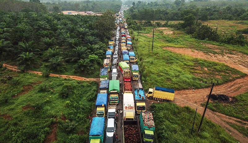 Penampakan dari Udara Ribuan Kendaraan Terjebak Macet Parah 20 Jam Lebih di Jambi - Bagian 1