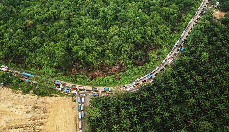 Penampakan dari Udara Ribuan Kendaraan Terjebak Macet Parah 20 Jam Lebih di Jambi - Bagian 3