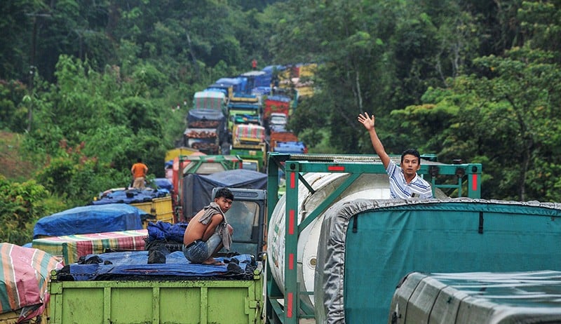 Penampakan dari Udara Ribuan Kendaraan Terjebak Macet Parah 20 Jam Lebih di Jambi - Bagian 2