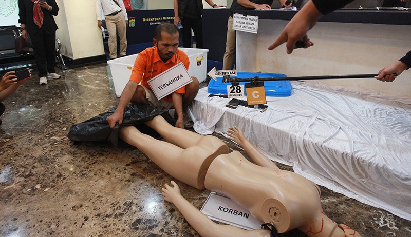 Tersangka Ecky Peragakan 60 Adegan Mutilasi Tubuh Angela Hindriati - Bagian 1