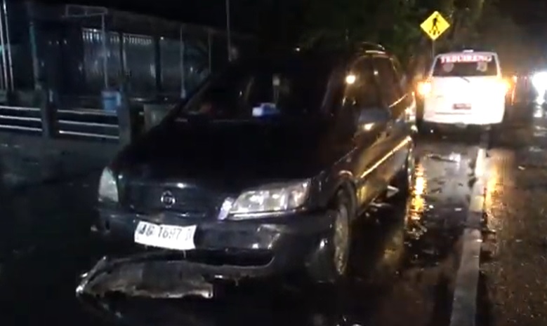 title Kecelakaan di Jombang, Minibus Oleng Tabrak Pemotor hingga Tewas dan 1 Kritis Kecelakaan di Jombang, Minibus Oleng Tabrak Pemotor hingga Tewas dan 1 Kritis