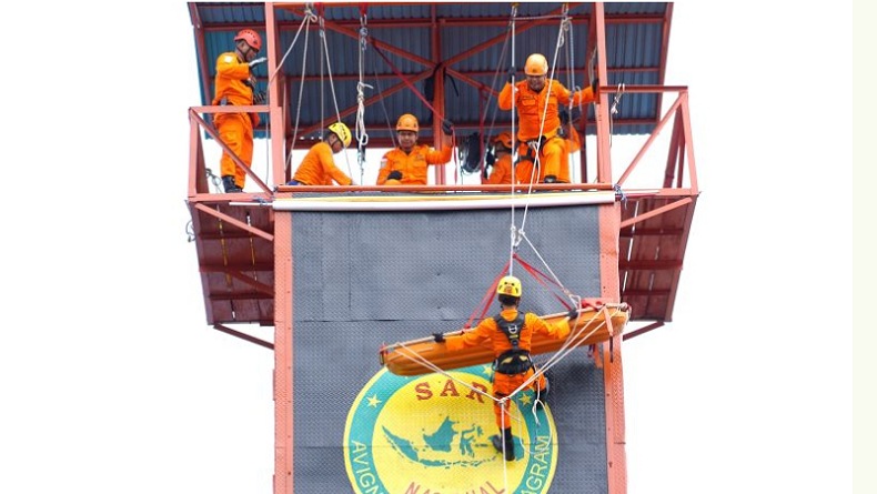 Tim SAR Evakuasi Korban Kecelakaan Mobil di Gorontalo