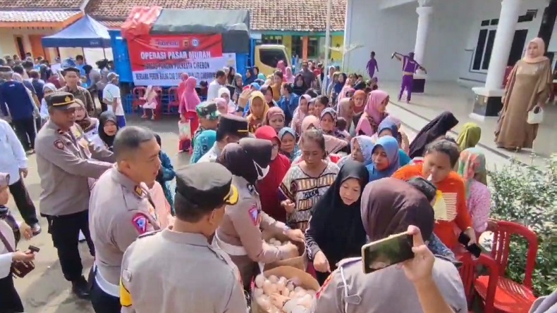 Harga Beras Melambung, Ratusan Warga Cirebon Serbu Operasi Pasar Murah