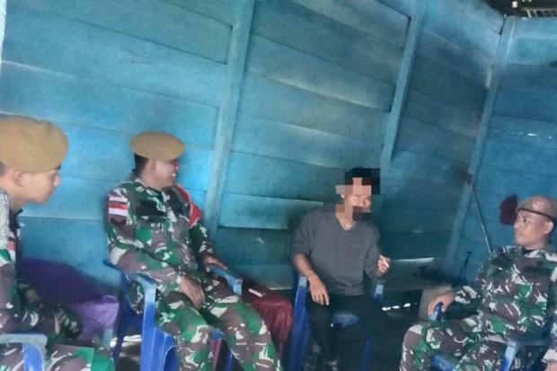 title Warga Halut Serahkan Senjata Organik dan 5 Butir Amunisi ke Satgas Pamrahwan Warga Halut Serahkan Senjata Organik dan 5 Butir Amunisi ke Satgas Pamrahwan