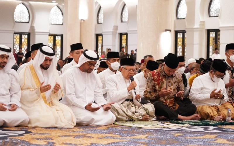 Momen Wapres Ma’ruf Amin dan Ganjar Salat Subuh Berjemaah di Masjid Sheikh Zayed Solo
