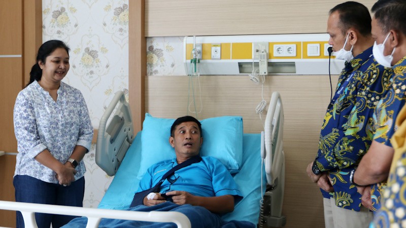 Direktur Kelembagaan ASABRI Besuk Kapolda Jambi dan Anggota di RS Bhayangkara - Bagian 3