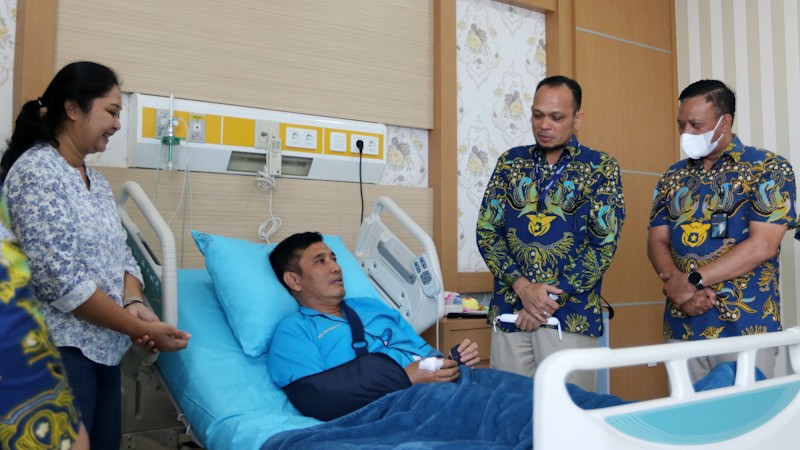 Direktur Kelembagaan ASABRI Besuk Kapolda Jambi dan Anggota di RS Bhayangkara - Bagian 2