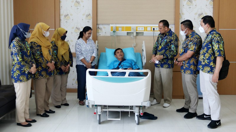 Direktur Kelembagaan ASABRI Besuk Kapolda Jambi dan Anggota di RS Bhayangkara - Bagian 1