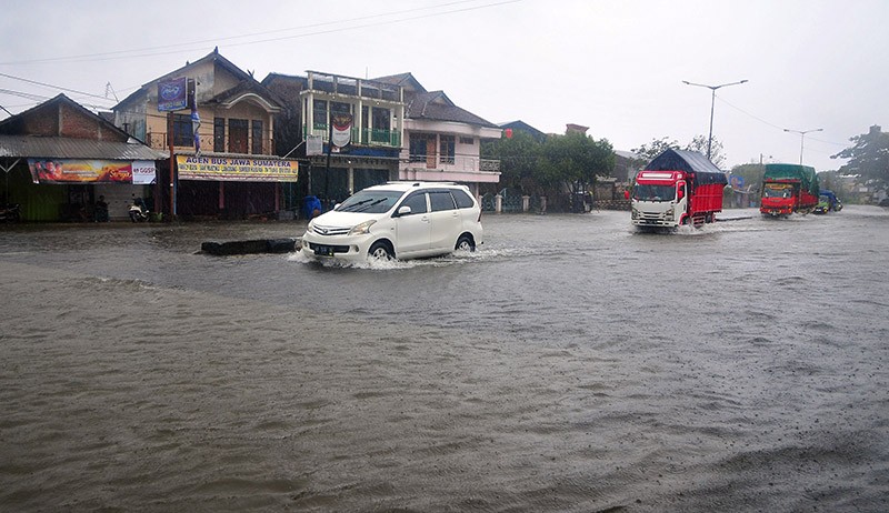 Jalur Pantura Banjir, Macet dari Kudus Menuju Semarang - Bagian 1
