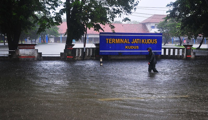 Terminal Jati Kudus Banjir, Kedatangan Bus Dialihkan - Bagian 1