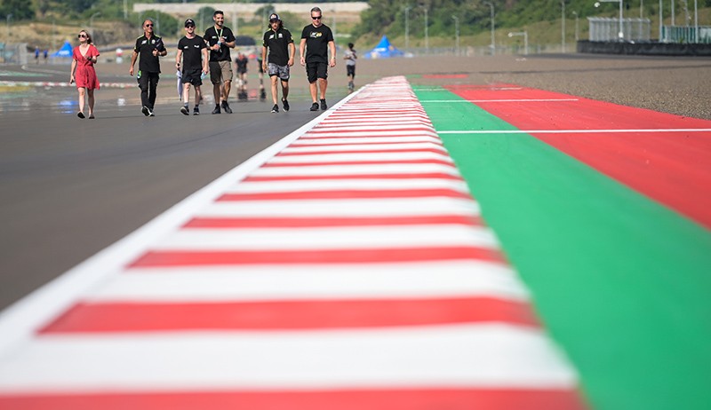 Pembalap dan Kru Keliling Lintasan Jelang WSBK 2023 di Sirkuit Mandalika - Bagian 1