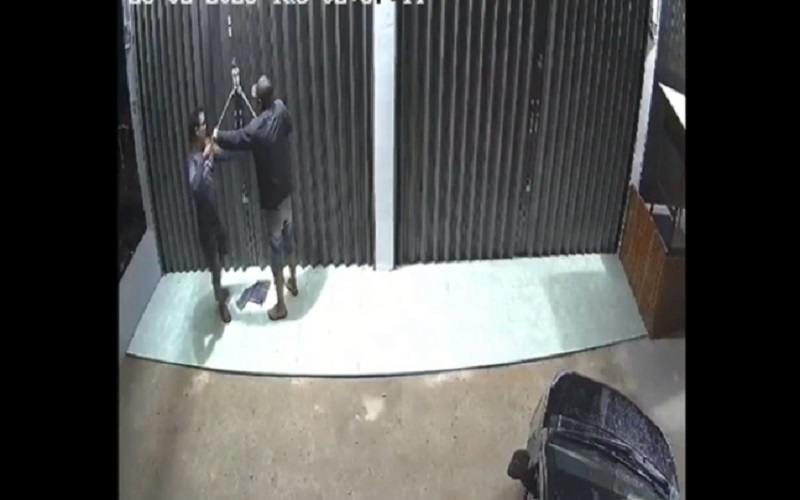  Terekam CCTV, Kawanan Maling Bawa Mobil Pikap Kuras Warung Warga