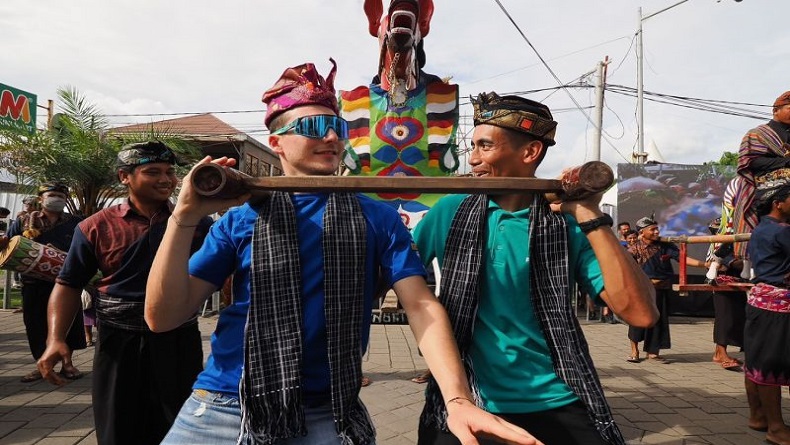 Penampakan Para Pembalap WSBK Ikut Karnaval Budaya di Lombok