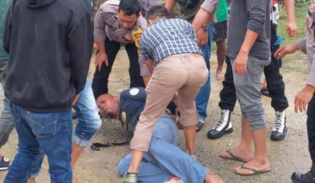 title  Serang Tetangga Pakai Pisau Dapur hingga Terluka, Pria di Langsa Aceh Dibekuk Polisi  Serang Tetangga Pakai Pisau Dapur hingga Terluka, Pria di Langsa Aceh Dibekuk Polisi