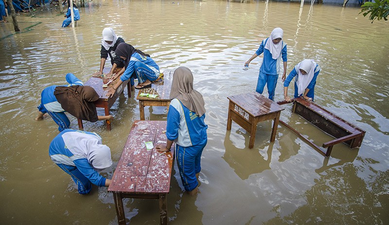 Banjir Rendam Sekolah di Karawang hingga 1,5 Meter - Bagian 1