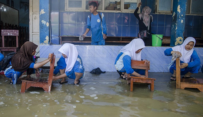 Banjir Rendam Sekolah di Karawang hingga 1,5 Meter - Bagian 2