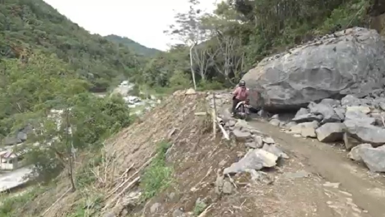title Batu Besar Tutupi Jalan di Tana Toraja, Ratusan Warga Bertaruh Nyawa Lintasi Jurang Batu Besar Tutupi Jalan di Tana Toraja, Ratusan Warga Bertaruh Nyawa Lintasi Jurang