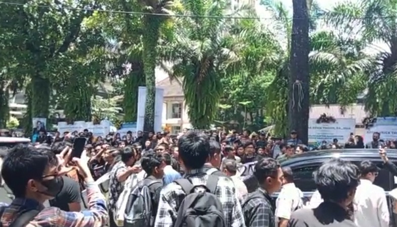 Demo Mahasiswa Warnai Pengukuhan Doktor Kehormatan Erick Thohir di UB