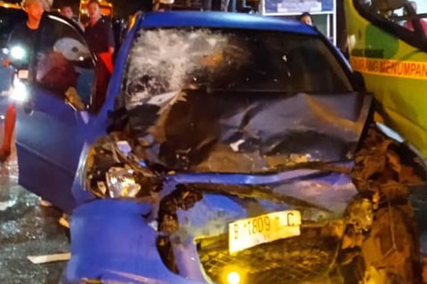 title Jazz Melaju Kencang Picu Laka Karambol di Jalan Godean Sleman Jazz Melaju Kencang Picu Laka Karambol di Jalan Godean Sleman