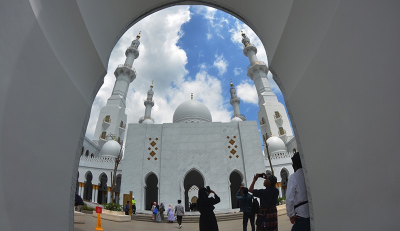 Ribuan Jemaah Salat Jumat Perdana di Masjid Raya Sheikh Zayed Solo - Bagian 4