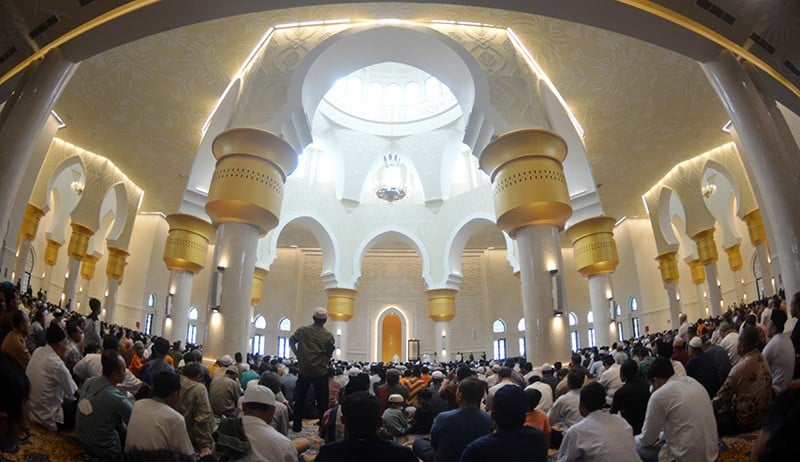 Jokowi Sholat Idul Fitri Bersama Keluarga di Masjid Raya Sheikh Zayed Surakarta