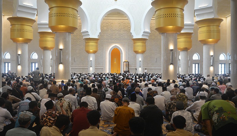 Ribuan Jemaah Salat Jumat Perdana di Masjid Raya Sheikh Zayed Solo - Bagian 2