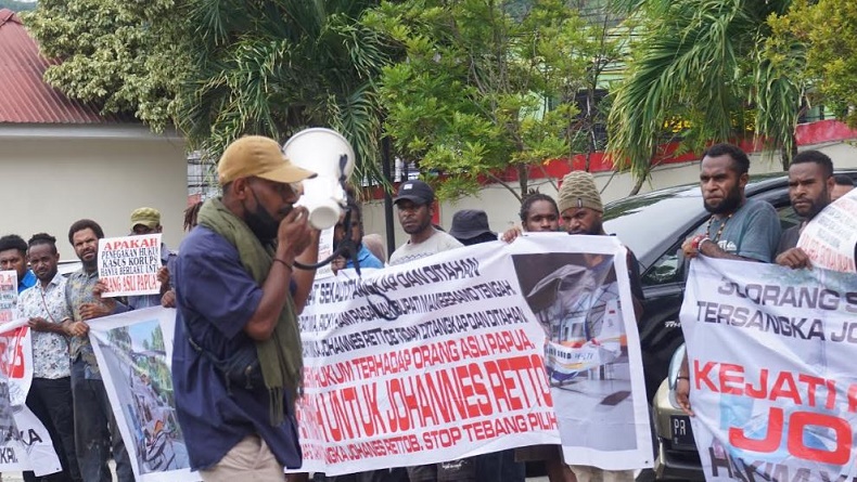 title Massa Demo di Pengadilan Tipikor Jayapura, Minta Tolak Praperadilan Plt Bupati Mimika Massa Demo di Pengadilan Tipikor Jayapura, Minta Tolak Praperadilan Plt Bupati Mimika