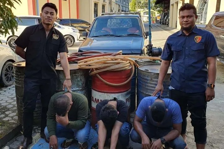 title 3 Pelaku Penyalahgunaan BBM Subsidi Jenis Solar Sebanyak 1,5 Ton di Aceh Timur Ditangkap 3 Pelaku Penyalahgunaan BBM Subsidi Jenis Solar Sebanyak 1,5 Ton di Aceh Timur Ditangkap